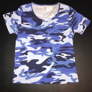 Tee shirt Runs small fits like a large